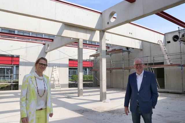 Schulleiterin Michaela Korte und Landrat Cay Süberkrüb besichtigten die Baustelle der neuen Aula für das Berufskolleg Kuniberg.