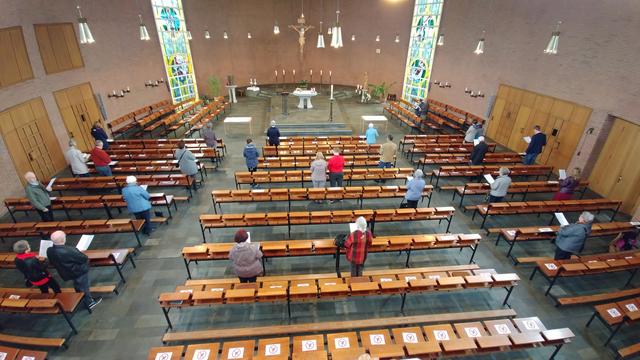 Gottesdienst in der Neuasselner Kirche St. Nikolaus von Flüe unter den Auflagen der Corona-Schutzverordnungen.