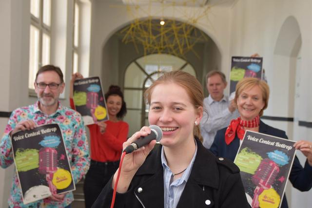 Werben für den Voice-Contest: Deborah Oppermann am Mikrofon, dahinter in der ersten Reihe Musikschulleiter Jürgen Slak und Birgit Struwe (Sparkasse), sowie Hannah Erhard und Ingo Brzoska. Foto: Stadt Bottrop
