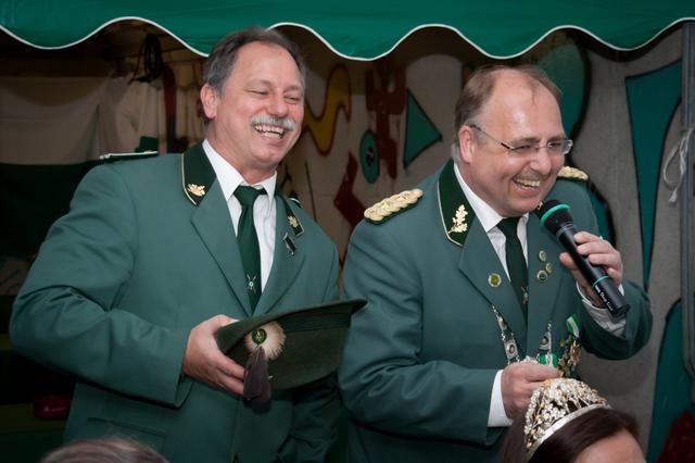 Ortsvorsteher Uwe Reichelt (li.) gehörte zudem dem Schützenverein 1833 Overberge an. Hier in Aktion bei der Vogelversteigerung im Jahre 2013 mit Jörg Wrenger. Foto: Andreas Schröder