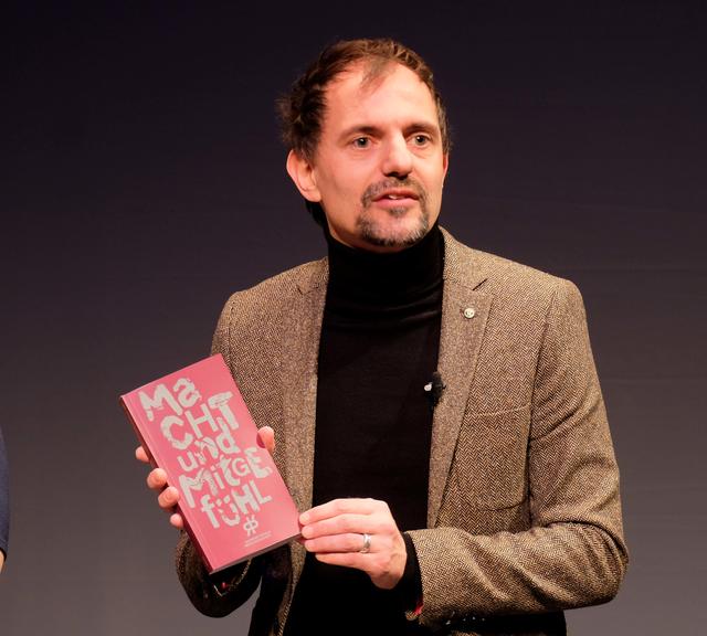 Intendant Olaf Körck, hier bei der Vorstellung des Programms 2020 unter dem Titel "Macht und Mitgefühl" im Januar, würde einige Produktionen gerne im kommenden Jahr präsentieren.