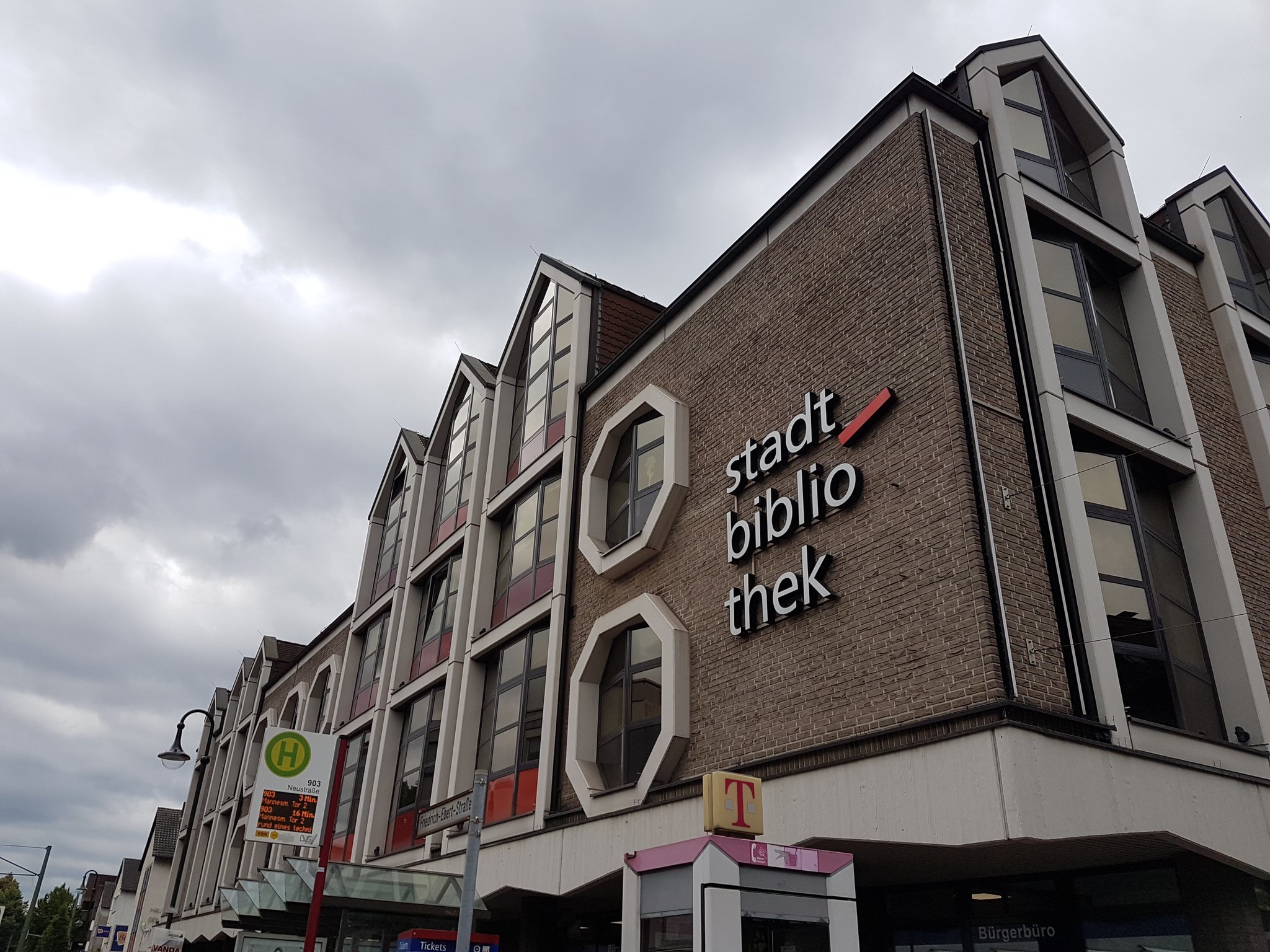 Mit Körben Bücher ausleihen: Stadtbibliothek Dinslaken wieder geöffnet