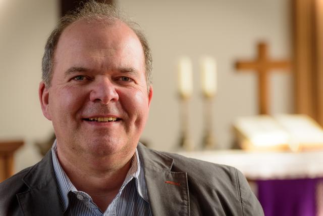 Pfarrer Christof Bleckmann teilte sich seit 1997 die Stelle an der Martin-Luther-Kirche mit seiner Frau Annegret Duffe. Jetzt geht er nach Solingen und Pfarrerin Annegret Duffe bleibt in der Reusrather Pfarrstelle. Das Presbyterium hat den Dienstumfang von Pfarrerin Duffe auf 100 Prozent erhöht.