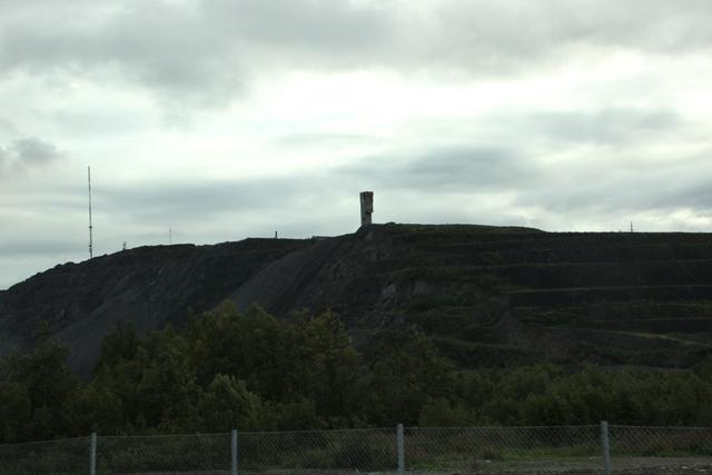 Unfassbar interessant. In "Kiruna", der nördlichsten Stadt Schwedens, türmen sich Abraumhalden des größten Eisenerzbergwerks der Welt in beachtliche Höhen.