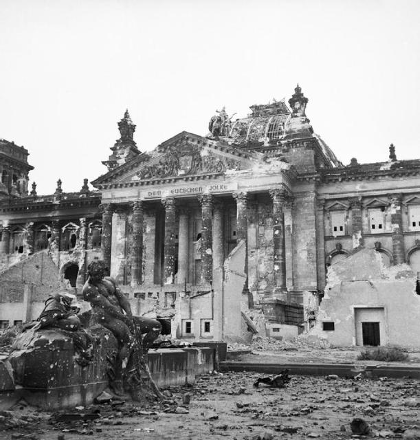 Das Reichstagsgebäude nach der Schlacht um Berlin. Für Deutschland endete der zweite Weltkrieg am 8. Mai 1945 mit einer totalen Niederlage. Ein Tag zum Feiern?