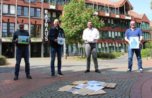 Nach ausgiebiger Sichtung und Bewertung haben Bodo Klimpel, Jugendamtsleiter Gisbert Drees, Stadtjugendpfleger Boris Waschkowitz sowie Schul- und Sportamtsleiter Heinz Korte jede Einsendung prämiert. Foto: Stadt