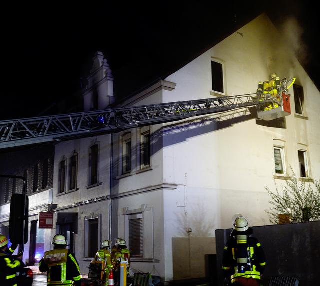 Über eine in Stellung gebrachte Drehleiter gelangten die Einsatzkräfte von außen zum Fenster der Dachgeschosswohnung. | Foto: Braczko