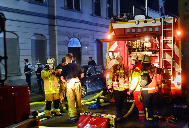 Mit einem Großaufgebot an Einsatzkräfte rückte die Gladbecker Feuerwehr am Samstagabend zur Landstraße in Butendorf aus. | Foto: Braczko