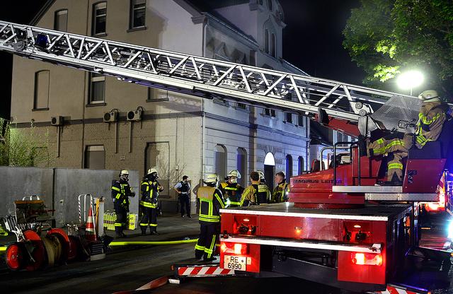 Mit einem Großaufgebot an Einsatzkräfte rückte die Gladbecker Feuerwehr am Samstagabend zur Landstraße in Butendorf aus. | Foto: Braczko