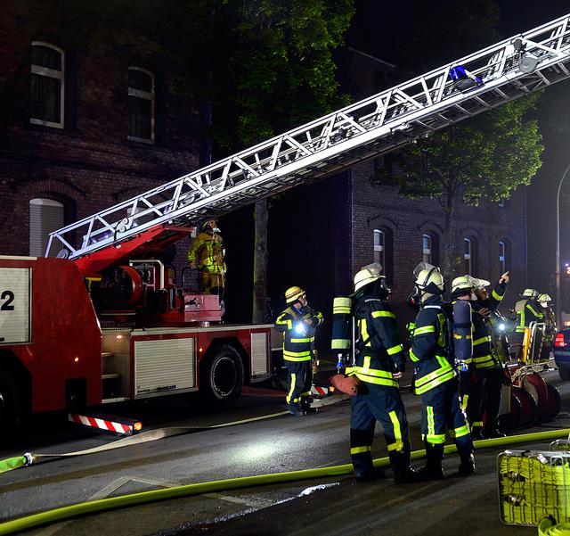Mit einem Großaufgebot an Einsatzkräfte rückte die Gladbecker Feuerwehr am Samstagabend zur Landstraße in Butendorf aus. | Foto: Braczko