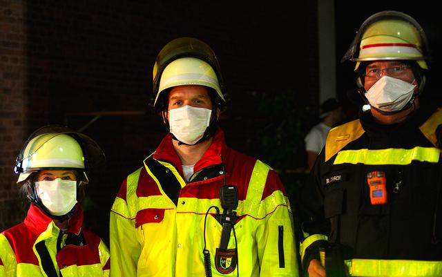 Eigenschutz in Corona-Zeiten: Wie vorgeschrieben trugen die Feuerwehr-Einsatzkräfte Mund-/Naseschutzmasken. | Foto: Braczko