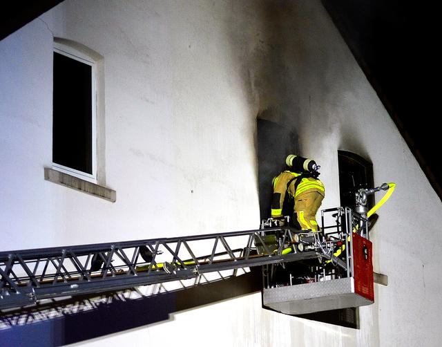 Anfangs bekämpfte die Feuerwehr den Brand in der Wohnung auch von außen. | Foto: Braczko