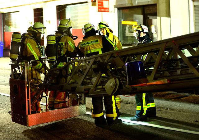 Mit einem Großaufgebot an Einsatzkräfte rückte die Gladbecker Feuerwehr am Samstagabend zur Landstraße in Butendorf aus. | Foto: Braczko