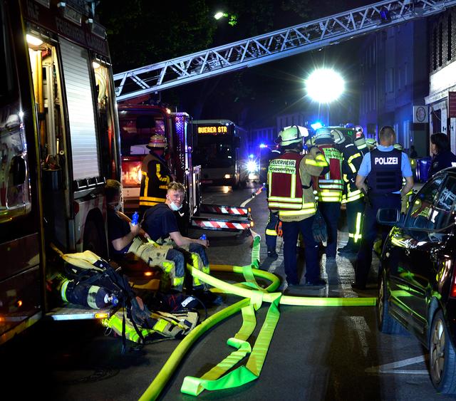 Mit einem Großaufgebot an Einsatzkräfte rückte die Gladbecker Feuerwehr am Samstagabend zur Landstraße in Butendorf aus. | Foto: Braczko