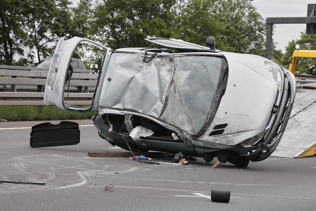 Das Auto ist nach der Schleuderpartie nur noch ein Wrack.