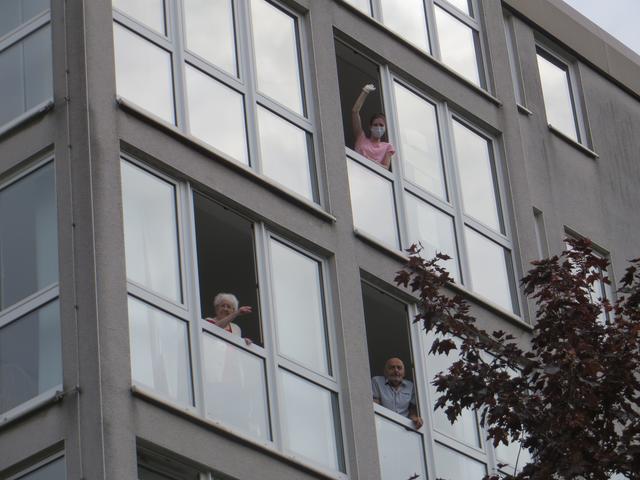 Sicherheit geht vor, deshalb haben einige Bewohner und Pflegekräfte "gefenstert", um die Musik zu genießen.