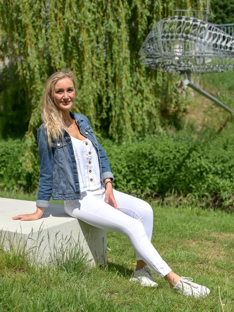 Kathi (24) liebt ihre Heimatstadt Kamen und bummelt gerne durch den neuen Sesekepark. Foto: Oliver Lückmann