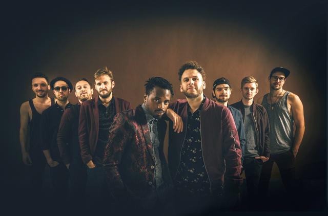 Auch die Gruppe "Banda Senderos" sorgt beim Autokino-Konzert für Gute-Laune-Musik. Foto: KNSY