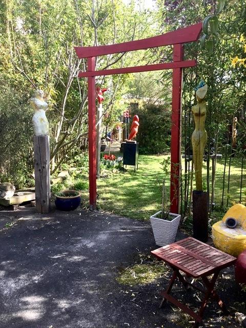 Der Garten voller Kunst liegt am Schwarzen Weg 86 in Neuasseln.