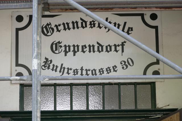 In dem historischen Schulgebäude entstehen hochwertige Loftwohnungen sowie exklusive Eigentumswohnungen im Neubau nebenan.
Foto: © Rainer Bresslein