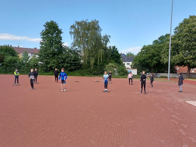 Bevor das Training am Montag dann richtig los gehen konnte, waren noch weitere Informationen zu der Abstandsregel von zwei Metern und zu einzelnen Trainingsstätten notwendig.