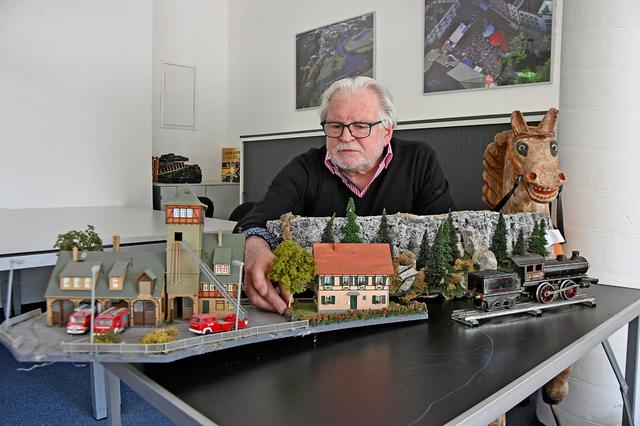 Modellbahn-Fan Léon Finger präsentiert seine Schätze ab sofort im ICS-Büro am Kaiser-Otto-Platz. Rechts sieht man übrigens eine Metall-Lok aus dem Jahr 1925. Foto: Janz