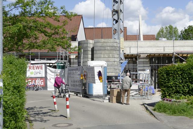 Auf den anstehenden Zuwachs von Neu-Eppendorfern hat das Unternehmen REWE-Lenk schnell reagiert und den Supermarkt "Am Thie" neu geplant. Durch den Bau einer neuen Verkaufshalle und eines Cafés wird die Angebotsfläche von nun 1.050 auf künftig 1.750 Quadratmeter wachsen. Hier sind die Baumaßnahmen schon weit fortgeschritten und liegen gut in der Zeit. Um dem erhofften größeren Kundenansturm gerecht werden zu können wird zusätzlich auch ein Ausbau des Parkplatzes um weitere 29 Stellplätze erfolgen.
Foto: © Rainer Bresslein