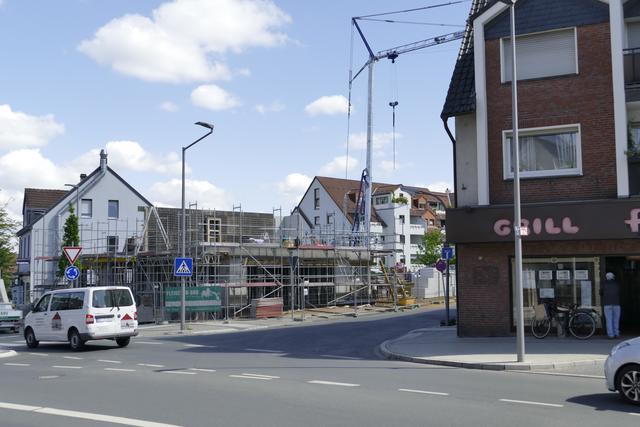 Hier entsteht ein Wohn- und Geschäftshaus mit fünf Mietwohnungen als KFW-55-Haus geplant, dass zusätzlich seine gesamte benötigte Energie, bilanziell auf das Jahr gerechnet, selber erzeugt. Neben Fotovoltaik wird dazu auch die Abwärme aus der Bäckerei-Filiale genutzt. Somit profitiert man von sehr günstigen Energiekosten. Weiterhin verfügt jede Wohnung über einen PKW-Stellplatz mit Ladeanschluss für ein Elektroauto, der an der eigenen Unterverteilung angeschlossen ist.
Foto: © Rainer Bresslein