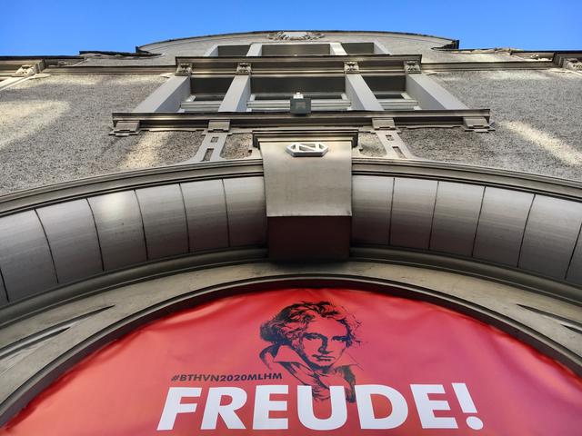Jedes Jahr ein "Jahresthema" hier Banner an der Villa Schmitz-Scholl "FREUDE" zum "Beethovenjahr 2020 in der Stadt Mülheim" #BTHVN2020MLHM