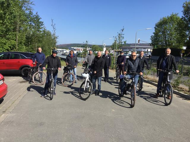 Weihten den neuen Radweg zwischen Niedereimer und Arnsberg heute (15. Mai) gemeinsam mit Vertretern der Fraktionen ein: Bürgermeister Ralf Paul Bittner, Planungs- und Baudezernent Thomas Vielhaber, Thorsten Kleff (Stadtwerke Arnsberg) (vorne. v.r.n.l.) und Mitarbeiter aus den Bereichen Umwelt (Dieter Hammerschmidt, Joachim Pütter) sowie Grünflächen (Ralf Schmidt)
