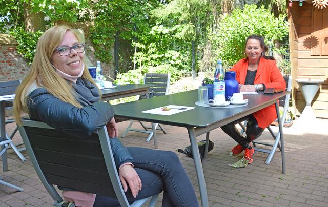 Anja Jentjens (rechts), Abteilungsleitung bei der Bergischen Diakonie, sowie Marie Schmidt, Mitarbeiterin im Gruppendienst, mussten in dem Sozialtherapeutischen Wohnheim an der Poststraße neue Abläufe und Maßnahmen einführen, die starke Einflüsse auf den täglichen Umgang und die Strukturen haben.