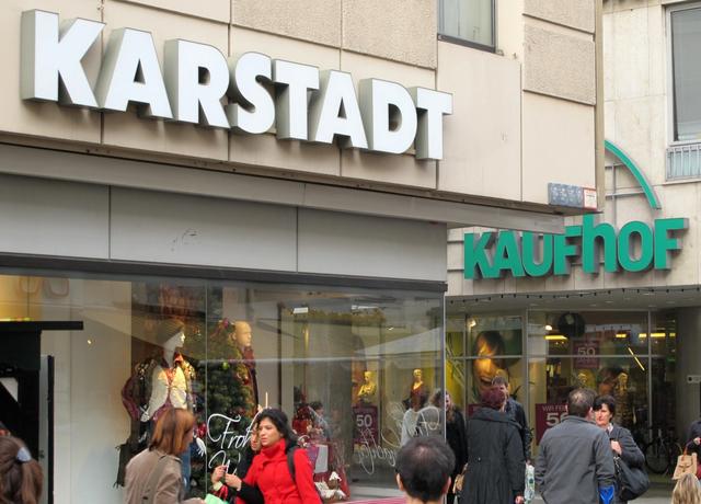 Passanten vor Karstadt - Kaufhof