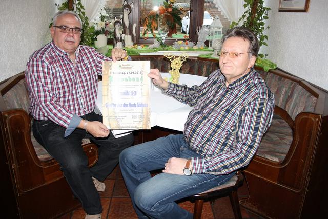 Im vergangenen Jahr freuten sich bei der Plakatvorstellung Regisseur Helmut Hoppe (l.) und „Ensemble-Ikone“ Dieter Rachny schon auf den ersten Kinoabend, bei dem zwei Kult-Stücke von Günter Bleck auf die Leinwand kamen. Das sollte in diesem Jahr auch stattfinden. Leider macht Corona den engagierten Neumühlern einen Strich durch die Rechnung. Also: Auf ein Neues im nächsten Jahr..
Foto: Reiner Terhorst