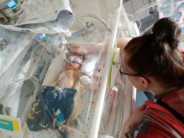 Es waren bange und beklemmende Momente für Mutter Melina, als sie ihren kleinen Milan so auf der Intensivstation liegen sah.