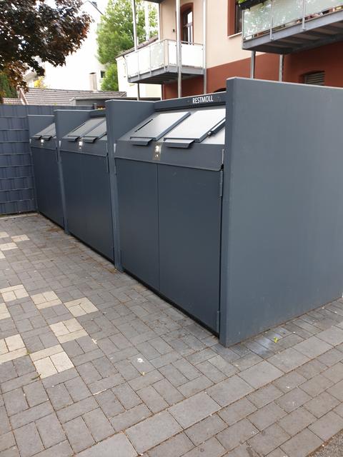 Direkt an den Müllcontainern