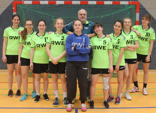 Auch die weibliche Handball-A-Jugend des DJK Tura Dümpten darf sich über die gewonnene Meisterschaft freuen.