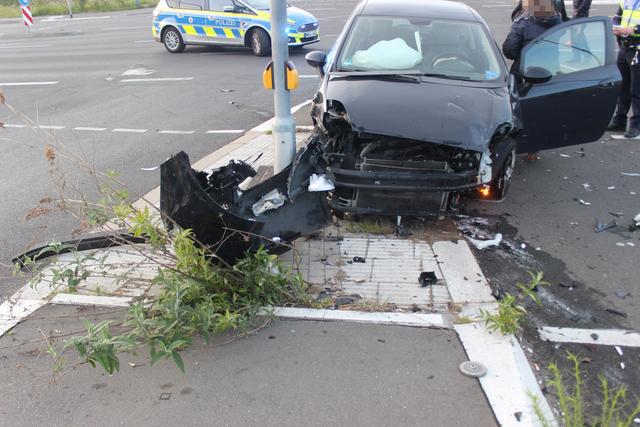 Der Fiat Punto wurde durch den Zusammenstoß auf die Mittelinsel der Auffahrt beziehungsweise Abfahrt zur Autobahn geschoben.