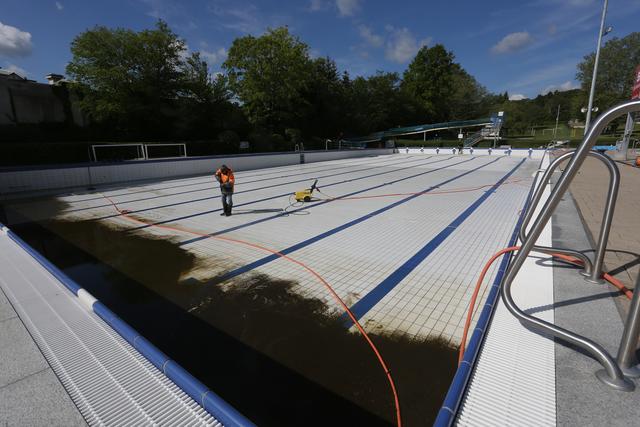Im Sportbecken wurde noch fleißig gereinigt.