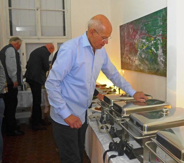 Aliv Franz bereitet das Buffet zur ordentlichen Mitgliederversammlung des Mülheimer Kunstvereins KKRR vor