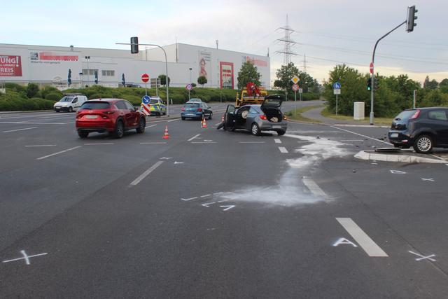 Beide Fahrzeugführer gaben vor Ort an, den beampelten Kreuzungsbereich bei "Grünlicht" befahren zu haben.