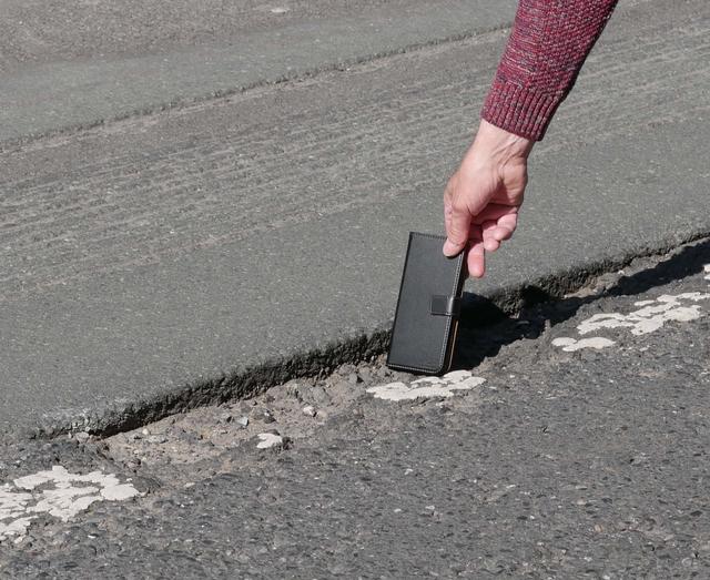 Solche Risse in der Fahrbahn können für Zweiradfahrer lebensgefährlich werden.