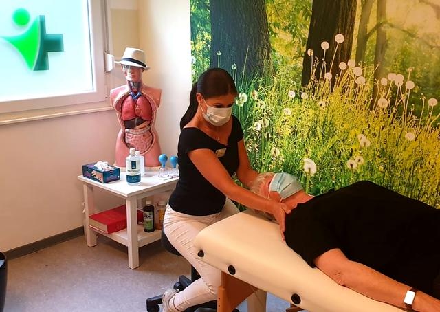 Heike Goebel leitet die Essener Naturheilpraxis ohne Grenzen in der Holsterhauser Papestraße.