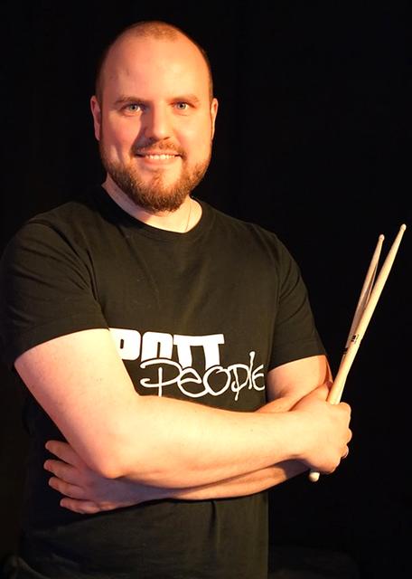 Matthias Plewka hat - dank Corona - einen Schlagzeug-Kurs per Video entwickelt.
Foto: Carsten Wrede