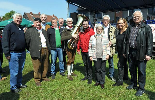 Erinnerungen an das Maibaumfest 2016: Harald Häde (3.v.l.) ist als Vorsitzender des veranstaltenden BVV Schönebeck immer mit dabei, am Festtag selbst ebenso wie an den Tagen, an denen auf der Dorfwiese auf- und abgebaut wird.