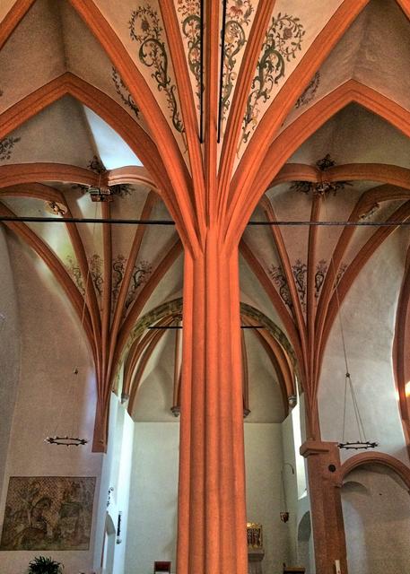 Eine einzige Mittelstütze trägt das Gewölbe der zweischiffigen Hallenkirche.