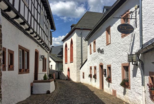Die Kirche (rechts mit den beiden Spitzbogenfenstern) ist in die einstige Wehrnauer eingebunden.