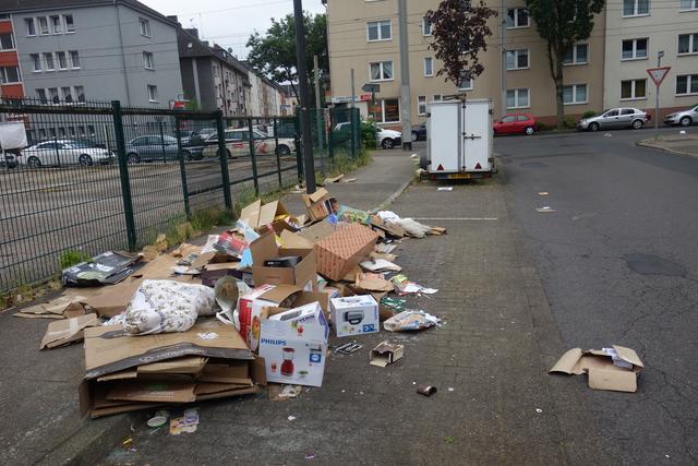 Immer stärker wird Frohnhausen vermüllt. Obwohl jetzt in der Vogenbeck alle fünf Container entfernt wurden, wirft ein lichtscheues Völkchen Hausmüll, Unrat, versiffte Wäsche munter weiter auf Bürgersteig, Abstellfläche, Straße...