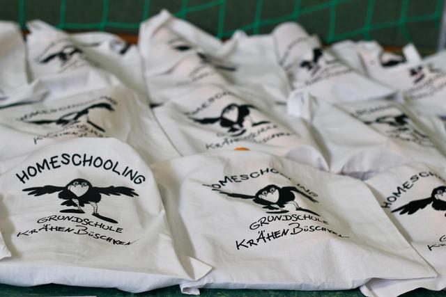 In die neuen Homeschooling-Bags konnten die Lehrer das ernmaterial packen.