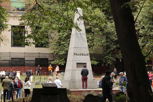 befindet sich der Granary Burying Ground. Auf diesem Friedhof liegen unter anderen bekannten Persönlichkeiten wie die Unterzeichner der Unabhängigkeitserklärung der Vereinigten Staaten Samuel Adams und John Hancock, sowie Samuel Seewall, einem Richter der Hexenprozesse in Salem.