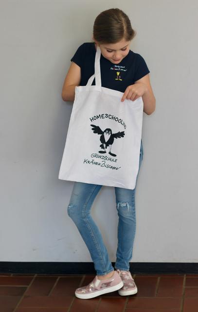 Neugierig schaut Isabella (8 Jahre) was die Lehrerin vorbei gebracht hat.
